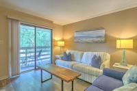 Fiddler's Cove Retreat - Top-Floor Beach Condo Pool Walk to Shore - Bed and Breakfast Hilton Head