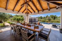 Luxury Villa Nature with heated private pool, sauna & fire pit, a short walk to the beach - B&B Milna