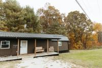 "Lumber Lodge" - Comfy & Woodsy Stay in RRG/Auxier - Chambres d’hôtes Pine Ridge