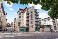 Central 2BR Park Royal Apartment with Balcony and Parking - B&B Edinburgh