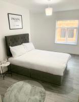 Stylish City Getaway Apartment - Bed and Breakfast Dukinfield