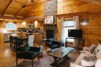"Alpine Hills" Cozy Hideaway RRG Cabin w/ Hot Tub - B&B Stanton