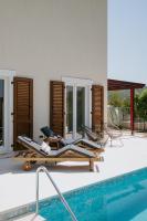 Villa Aurelia by Domus Mirus - Rooftop Cinema & Pool & 6 Minute Walk to Beach - Chambres d’hôtes Splitska