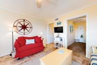 Third-floor courtyard condo with balcony, WiFi, pools, hot tub & putt-putt - B&B Atlantic Beach