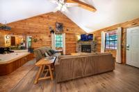 2BR Retreat w Hot Tub, Pets friendly - Bed and Breakfast Sevierville