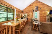 Smoky Mountain Cabin Hot Tub, Jacuzzi & Fire Pit - Chambres d'hôtes Sevierville