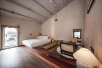 Balcony King Room with bathtub