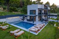 Royal Retreat Villa - Bed and Breakfast Polychrono