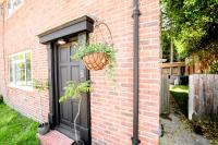 Historic Cliveden Stud - Garden Cottage sleeps 6 - With Hot Tub, Parking, in Taplow - next to Cliveden National Park - B&B Maidenhead