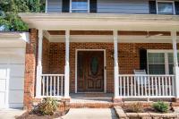 Spacious 4BR House Sleeps 9 Outdoor Lounge with Fire Pit plus Games - Chambres d’hôtes Raleigh