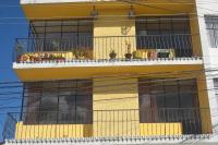 B&B Quito - The Quito Guest House with Yellow Balconies for Travellers - Bed and Breakfast Quito