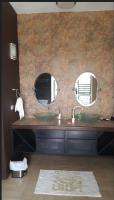 Kamer met Queensize Bed en Uitzicht op het Zwembad