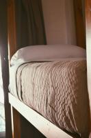 Cama en habitación femenina compartida de 4 camas