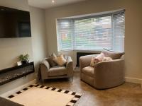 3 Bedroom home, with 4 beds, parking, walk to station & town centre families and business visitors welcome - Chambres d'hôtes Ormskirk