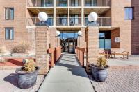 2-Storey Condo in The Fortress with Pool, Gym, WiFi, Parking - B&B Calgary