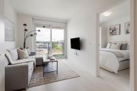Stylish 2BR Retreat with Parking and Gym in Olympic Village - Chambres d’hôtes Vancouver