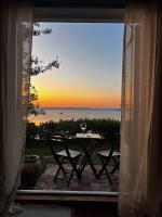 Charming sunlit hideaway with ocean view - Bed and Breakfast Viggja