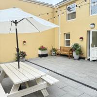 Luxury 2 Bedroom Townhouse - Town Centre 3 minute walk -Free parking -WiFi - Chambres d'hôtes Killarney