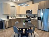 Sleek Style 3BR Haven - Free Parking - Ashland 2N - Bed and Breakfast Chicago