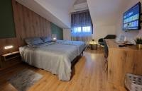 Habitación con cama extragrande.