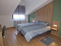 Zimmer mit Kingsize-Bett