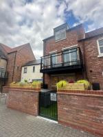 Designer Townhouse with Hot Tub, Balcony and Bronze Sculptures - B&B Kingston upon Hull