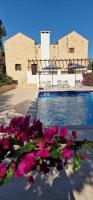 Villa Penelope Stone Retreat with Pool in Crete - Bed and Breakfast Dhoulianá