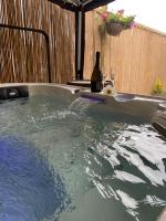 Spring & Summer Boutique Break with private Hot Tub, Alpacas and outdoor BBQ - B&B Horton