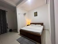 Suite con cama grande y balcón