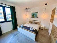 Spacious, Newly Renovated, Pula Rooftop Apartment with Marina Views - Ferienwohnung Pula