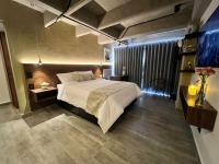 Studio Lit Queen-Size