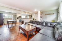 14 Mi to Dtwn Seattle: Sleek Home w/ Large Yard - B&B Renton