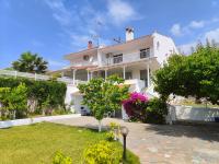 3 Bedroom House, 250m from Trikorfo Beach - B&B Yerakini