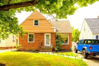 South Euclid 4BR Luxe Escape with Hot Tub and BBQ - Chambres d’hôtes South Euclid