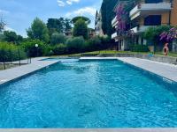 Garda Lake View Pool & Parking - B&B Gardone Riviera