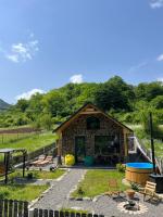 Woodlandia Borjomi with Hot Tub and Private Garden - Chambres d'hôtes Bordjomi