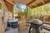 Country Club Cabin ~ Fenced Yard, Dog-friendly cabin in heart of Big Bear with hot tub. - Chambres d'hôtes Big Bear City