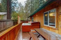 Peregrine Palace ~ Renovated Cabin w/ Private Hot Tub & Deck - Near Snow Summit & Bear Mountain - Chambres d'hôtes Big Bear Lake