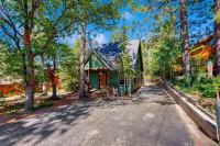 Cozy Cabin – End of Cul-De-Sac Retreat with Hot Tub, Fenced Yard, and Boat Parking | Near Village - Chambres d'hôtes Big Bear Lake