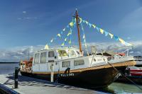 One-Bedroom Boat