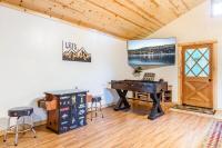 Entertainment Cabin ~ Lovely home with hot tub, game room, balcony, & firepit - dog friendly - Chambres d'hôtes Sugarloaf