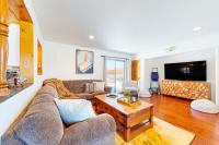 Big Bear Bungalow ~ Cozy Mountain home with fenced yard, grill, fireplace, & washer/dryer - B&B Big Bear