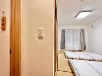 Tweepersoonskamer met 2 Aparte Bedden en Eigen Badkamer
