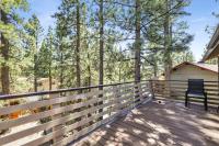 The Fox Den Big Bear ~ Modern Mountain View Retreat w/ Hot Tub - Chambres d'hôtes Big Bear City