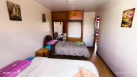 Dreibettzimmer mit Stadtblick