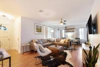 Luxury Bungalow Near Main w Hot-tub and Firepit - Chambres d’hôtes Fredericksburg