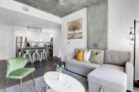 Centric 2BR In HEART of DTPHX Free Garage Parking - B&B Phoenix