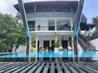 Lucky Family Villa Unawatuna - 5 BR Private Entire Pool Villa - 5 Min Drive to Unawatuna Beach - Chambres d'hôtes Unawatuna