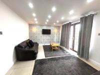 Luxury 4 Bedroom House with Free Parking - B&B Hornchurch