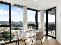 Floor to Ceiling River& Mountain View Top Location - B&B Brisbane